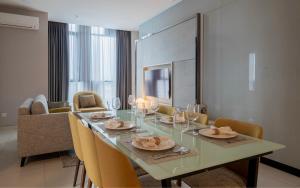 吉隆坡Societe Suite by Lyfehaus的一间带长桌和椅子的用餐室