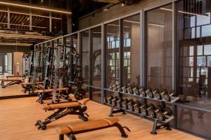 吉隆坡Societe Suite by Lyfehaus的拥有数排健身器材的健身房