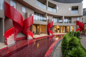 卡塔海滩Metadee Concept Hotel的红色柱子的建筑外部景观
