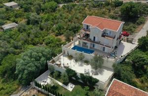 蒂瓦特Villa Mare Apartments的享有带游泳池的大房子的空中景致
