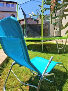 法扎纳Apartments Prodan的院子里的蓝色椅子,带帐篷