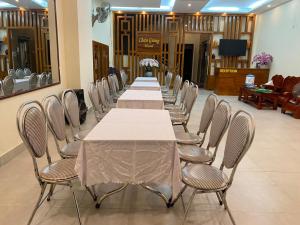 格卢市社Châu Giang Hotel Cửa Lò的一间会议室,配有长桌子和椅子