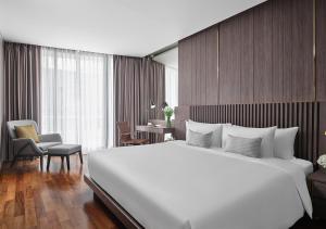 曼谷Fraser Suites Sukhumvit Bangkok的一张大白色的床,位于酒店客房内