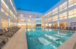 卡斯特利翁-德拉普拉纳RH Silene Hotel & Spa 4 Sup的一座带椅子的大型游泳池