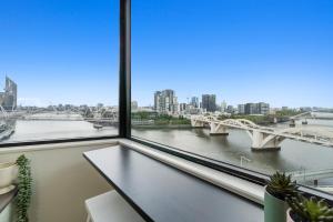 布里斯班Brisbane Riverside Retreat的从窗户可欣赏到河流美景