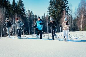 艾赫泰里沃尔克森洛马酒店的一群滑雪者在雪中滑雪
