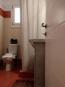 VívlosDaphne's place的一间带水槽和卫生间的浴室以及窗户。