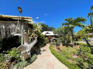 拉迪格岛拉迪格岛度假别墅酒店的一座花园,旁边是一座雕像