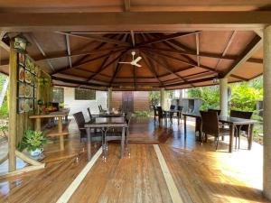 拉迪格岛拉迪格岛度假别墅酒店的开放式庭院铺有木地板,配有桌椅。