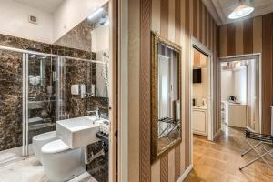 罗马Relais Fontana Di Trevi Hotel的一间带水槽和淋浴的浴室