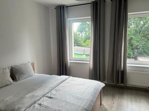 霍茹夫Green Kamienica Chorzów的一间卧室设有一张床和一个大窗户