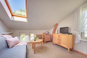 索波特Villa Sedan的一间卧室配有一张床和一张书桌及电视