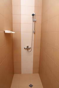 希普卡Опълченец的浴室设有淋浴间,铺有瓷砖地板。