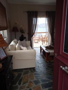 派尔季卡Calma的客厅配有白色的沙发和桌子