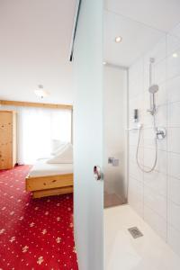 察姆斯Hotel Andrea的带淋浴的浴室和客房内的一张床