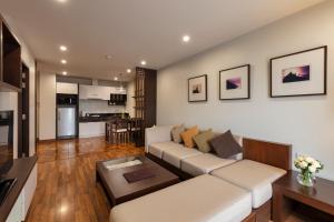 清迈奈帕大服务公寓的带沙发的客厅和厨房