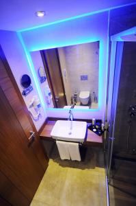 盖布泽达勒贾Spa及会议中心精英酒店 的一间带水槽和镜子的浴室