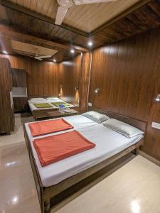 乌德尔格希Hotel KNB Heritage的木制客房内的一间卧室配有两张床