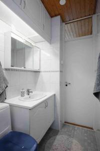 图尔库Saris 4 bedroom apartment with view的白色的浴室设有水槽和卫生间。