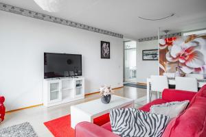 图尔库Saris 4 bedroom apartment with view的客厅配有红色沙发和电视