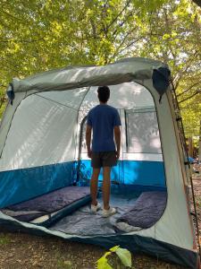 阿姆斯特丹Stoke Travel's Amsterdam Camping的一个人站在帐篷内