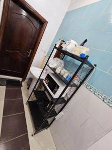 ‘Urwahشقة مفروشة في المدينة المنورة- رانونا1的浴室里设有一张带微波炉的桌子