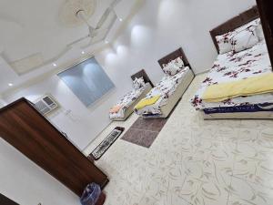 ‘Urwahشقة مفروشة في المدينة المنورة- رانونا1的大房间设有两张床和电视
