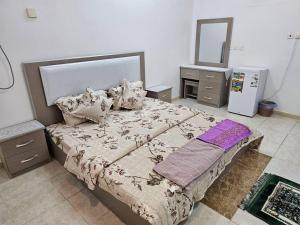 ‘Urwahشقة مفروشة في المدينة المنورة- رانونا1的一间卧室配有一张大床和镜子