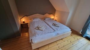 泽高杰耶泽尔斯科Vila Koman Jezersko的一间卧室配有一张带两个枕头的床