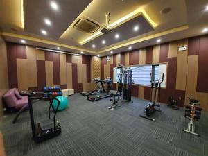 岘港Aria Grand Hotel & Spa的一间健身房,里面设有数个健身器材