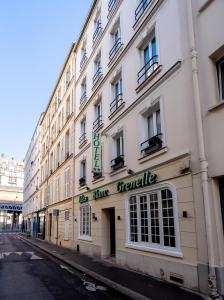 巴黎里拉斯布兰卡酒店的白色的建筑,旁边标有标志