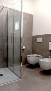 加尔多内-里维耶拉Casa di Elisa的带淋浴、卫生间和盥洗盆的浴室