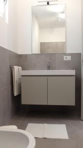 加尔多内-里维耶拉Casa di Elisa的一间带水槽和镜子的浴室