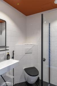 汉科Hangon Asema 12的浴室配有卫生间、盥洗盆和淋浴。