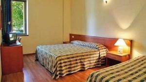 巴多利诺圣马可酒店的酒店客房设有两张床和电视。