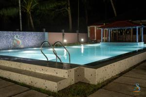 哈夫洛克岛Senses Havelock resort的游泳池,带灯光游泳池