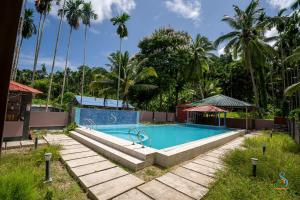 哈夫洛克岛Senses Havelock resort的棕榈树度假村内的游泳池