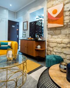 巴黎里拉斯布兰卡酒店的客厅配有黄色的沙发和桌子