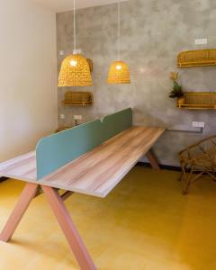 阿杭格默Samba Ahangama的一张木桌,房间有两个吊灯