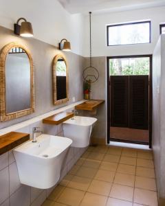 阿杭格默Samba Ahangama的浴室设有2个水槽和2面镜子