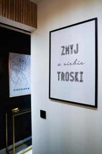 切哈努夫Apartament Cieszynka的墙上有一张画框的白色墙