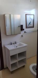 KaribaHouseboat with aircon and splash pool - 2128的一间带水槽、镜子和卫生间的浴室