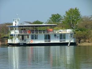 KaribaHouseboat with aircon and splash pool - 2128的一艘轮渡船坐在水面上