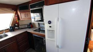 巴塞罗那Hotel Yacht Our Alissa的厨房配有白色冰箱和水槽