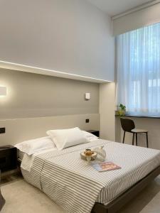科莫Civico29 appartamento bilocale的一间卧室,配有一张床,上面放着一碗食物