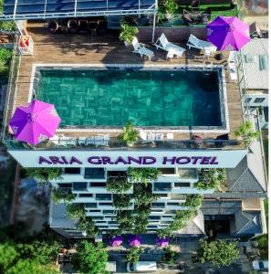 岘港Aria Grand Hotel & Spa的享有酒店空中景色,设有游泳池和遮阳伞