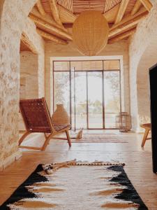 索维拉Maison Belhazar的客厅配有椅子和大窗户