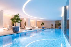 巴黎The Peninsula Paris的一座带圆形天花板的酒店游泳池
