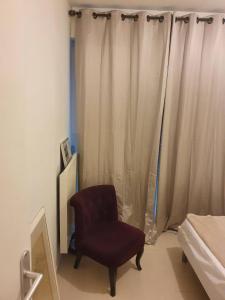 圣拉斐尔Le Vallis Curans的一间卧室配有椅子和窗帘