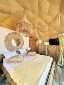 艾福雷诺德精品城堡公寓式酒店的帐篷内一间卧室,配有一张床